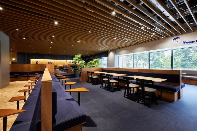 1階 デニム:短い時間でも効率的に休息できるように落ちついたカラーリング の「RELAX」エリア。ノンウォッシュデニムを使った床材など 濃度が高いデニムを使用することで、落ち着いた雰囲気に。
