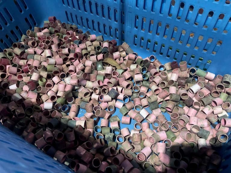 元の素材は海に浮かぶプラスチックや、漁師が使うブイを回収したものです