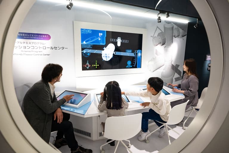 【アルテミスプログラム HTV-XG ミッションコントロールセンター】現在、開発中の新型物資補給機(HTV-XG) の管制官になりきって、ゲートウェイにドッ キング。協⼒して、⽉に物資を運ぼう。