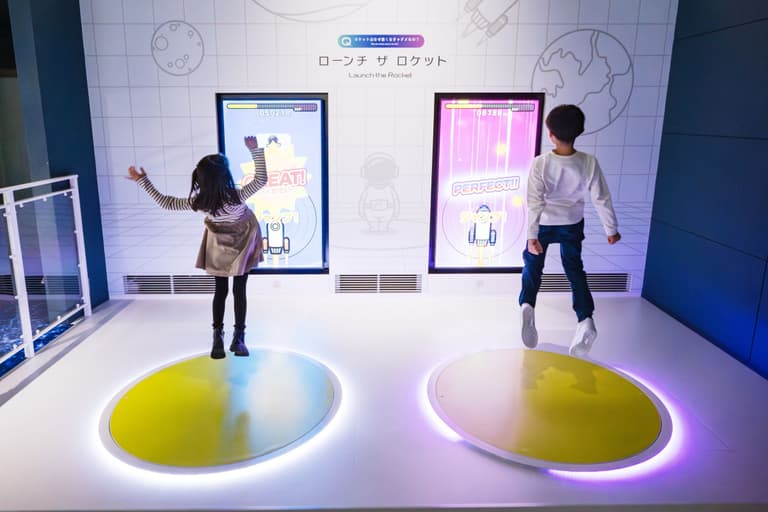 【ローンチザロケット】リズムに合わせてダッシュ&ジャンプ! パワーをためて⽉、地球、⽊星からロ ケット発射に挑戦。⼦供から⼤⼈ま で楽しめるリズムアクションゲームです。ロケットや⼈⼯衛星について学ぼう! そして時代は、⽉・⽕星探査へ。⽉・⽕星・冥王星の重⼒ジャンプ体験も。