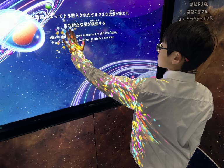 【宇宙のカケラとわたし】宇宙とつながる不思議なデジタルインスタレーション展⽰。宇宙とわたしたちのつながりを体感できます。