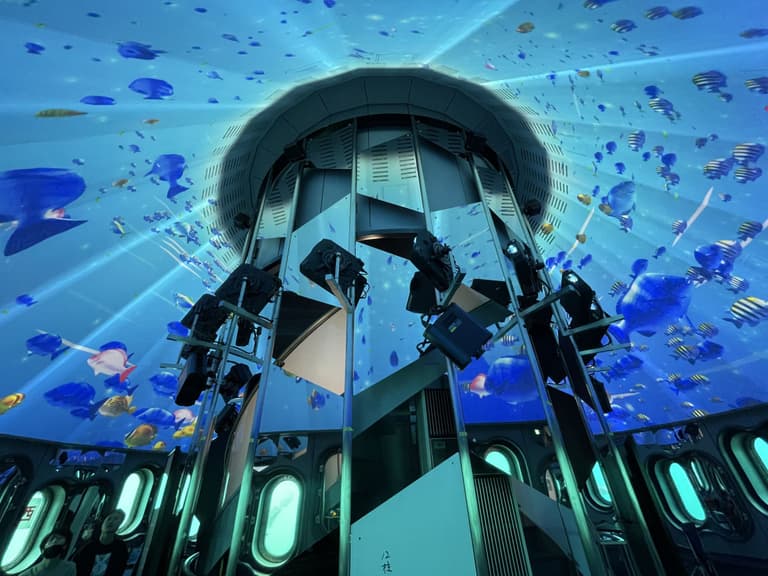 "Kaleido Spiral" show production "Kaleido Vision 360": A powerful performance that combines the underwater world and sea creatures. There is also footage of beautiful tropical fish that can be seen in the sea around Hatomasaki, where warm and cold currents meet.