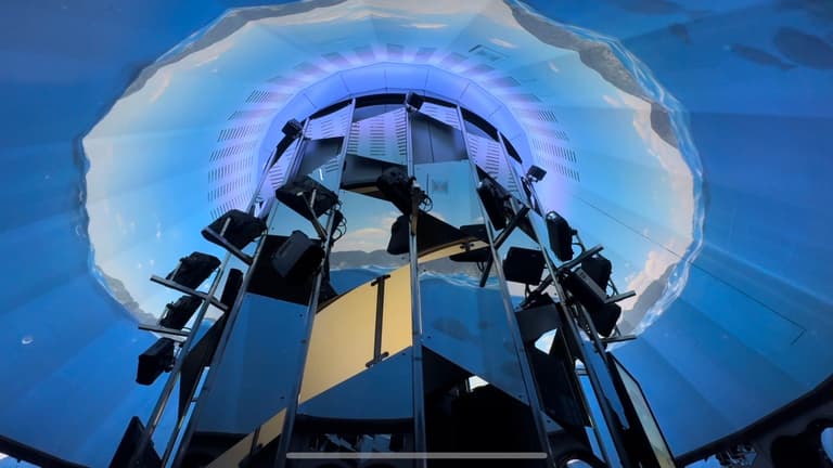 ``Kaleido Spiral'' regular performance: Sea creatures and water effect lights on the floor reflect on the mirror, giving you the feeling of being under the sea.