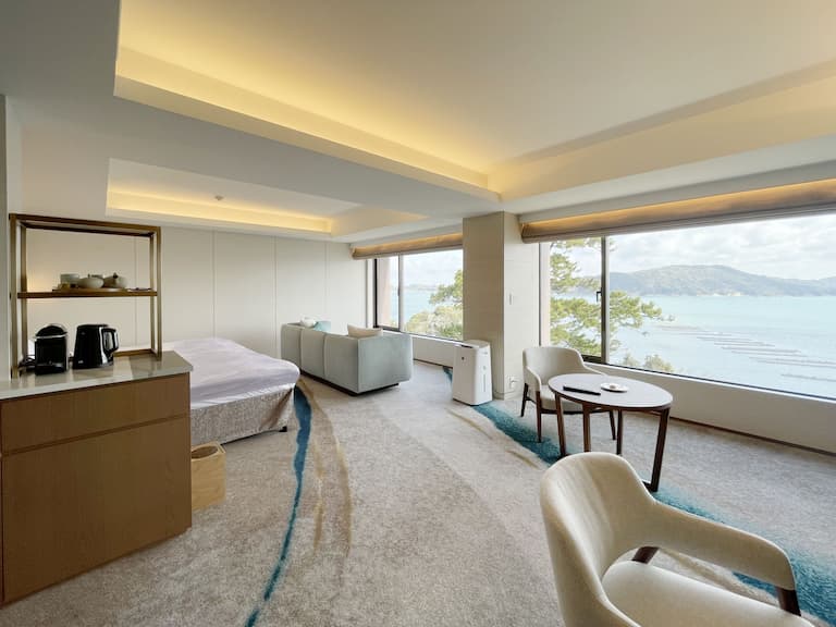 オーシャンビュースイート・クラブ　：　真珠の海が一望でき、絶景と上質なひとときを体験いただける客室