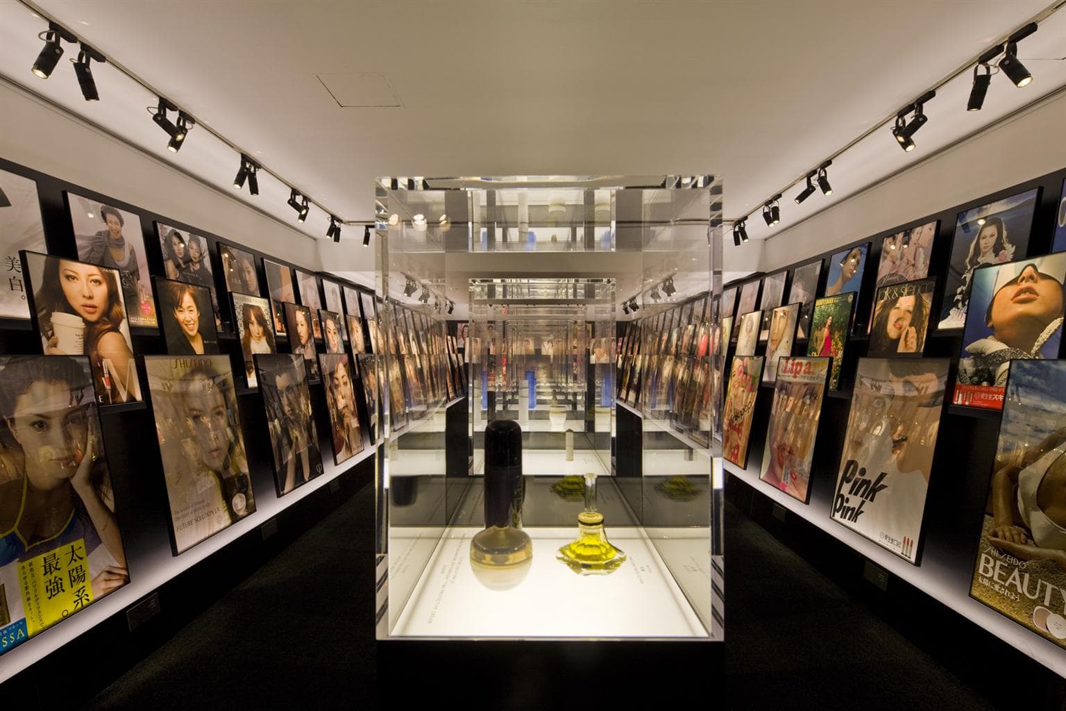 "Thousands of Figures" Shiseido Exhibition of Beautiful Traditions