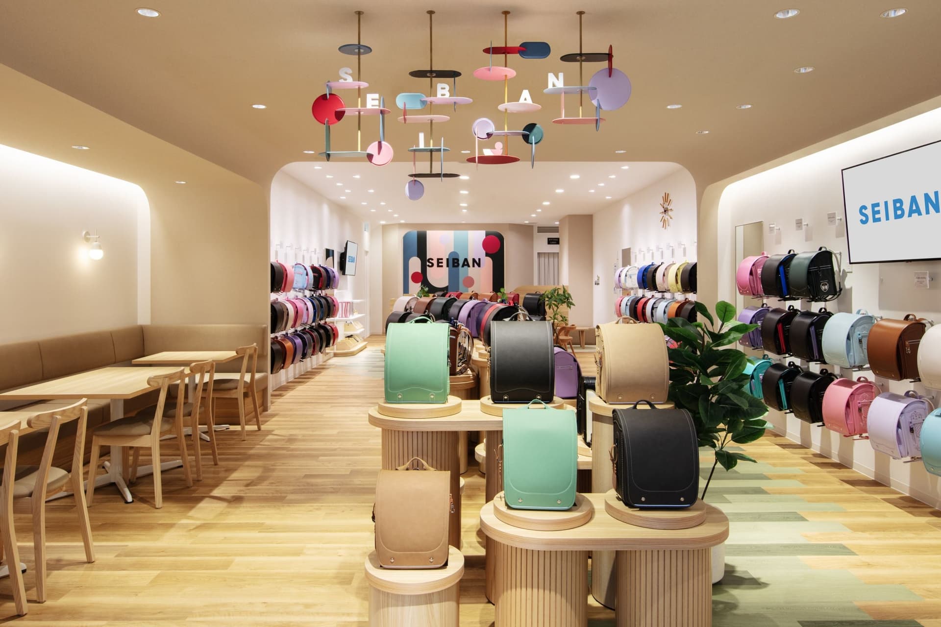 Seiban Yokohama Kohoku, the 15th directly managed store by Seiban, the company famous for its "Tenshi no Hane" school bags.